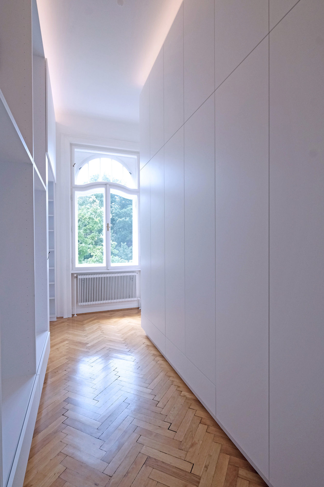 Adaptierung und Umgestaltung Mietwohnung S, Wien 19, Ankleidezimmer, Schrankmöbel, Blick Richtung Fensterwand